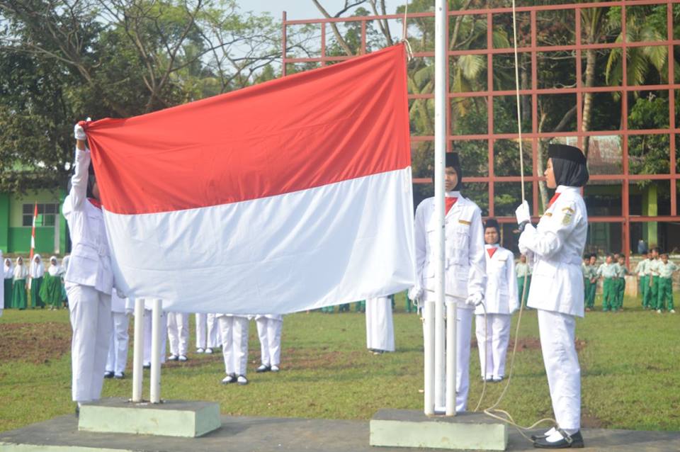 pengibaran bendera Pekan Olahraga Seni dan Pramuka (PORSEKA)