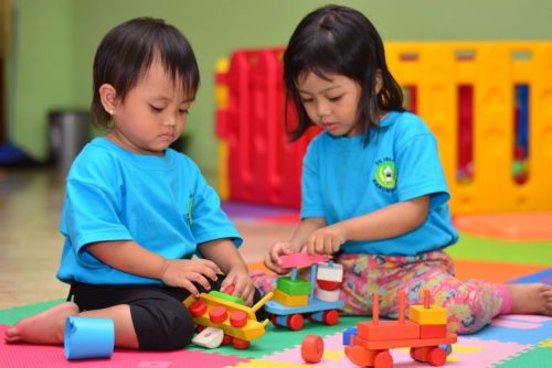 Toddler Darunnajah: Melakukan aktifitas yang dapat meningkatkan keterampilan motorik halus pada anak