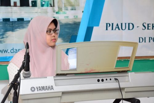 Ibu Noor Ishma, S. Pd Guru Play Group Darunnajah mengiringi lagu dengan keyboard di acara seminar musik dalam KBM