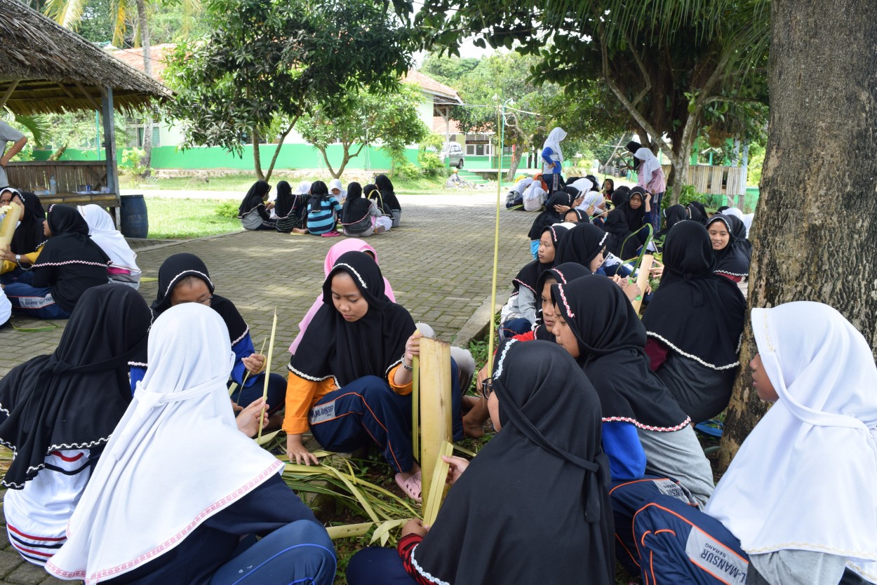 Praktek Nisayah Membuat Janur ditaman yang asri