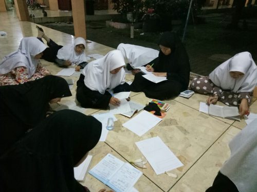 Persiapan Pembuatan Soal Pelajaran Sore Oleh Santriwati Kelas 6 TMI