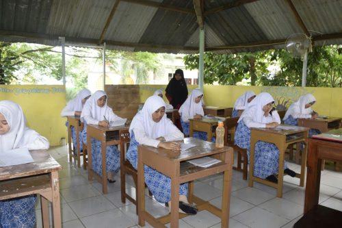 Ujian Tulis Kelas Akhir Tarbiyatul Mu'allimat Al-Islamiyyah Darunnajah 9 Pamulang