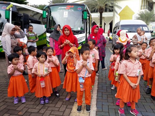 Berdoa untuk memulai rangkaian kegiatan fieldtrip PG dan TK Islam Darunnajah