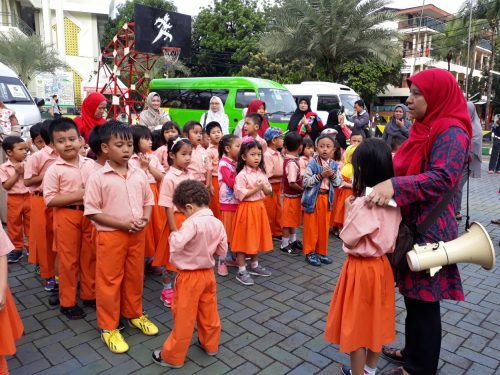 Berdoa untuk memaulai rangkaian kegiatan fieldtrip PG dan TK Islam Darunnajah