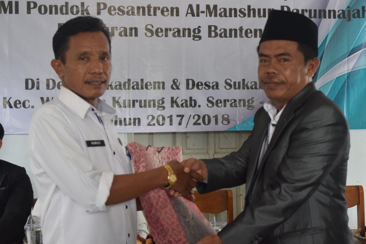 Pemberian kenderamata oleh ustadz M.Saepudin,S.Pd.Ikepada kepala kecamatan Waringin kurung