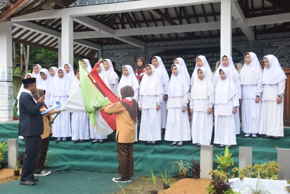 Pembacaan janji peantikan Organisasi Santri Pesantren Al-Manshur (OSPM)