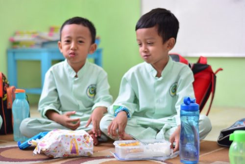 Makan bersama dengan suasana yang menyenangkan