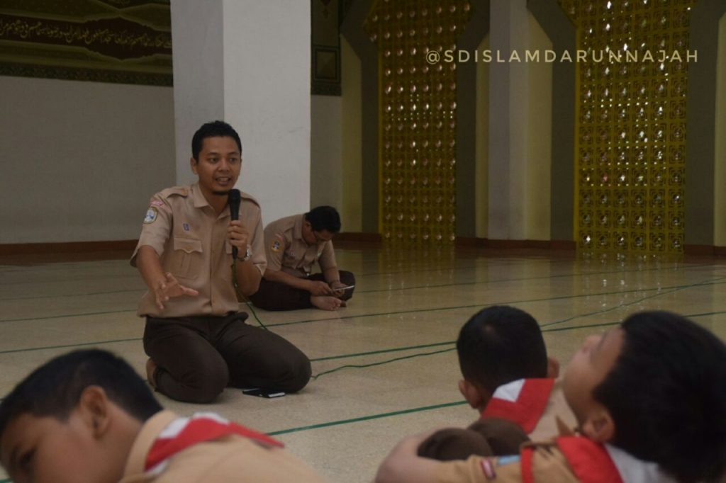 saling mengiatkan dalam kebaikan salah satu amal sholeh