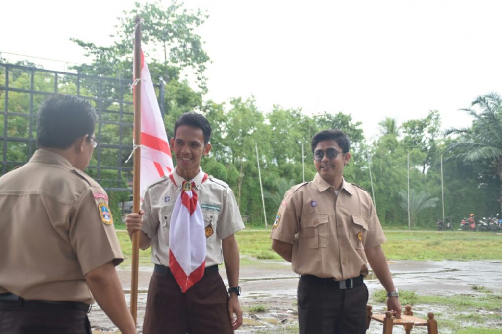 walupun lapangan basah semangat pramuka tetap melimpah