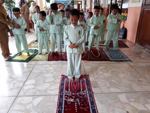 Shalat Berjamaah di TK Islam Darunnajah