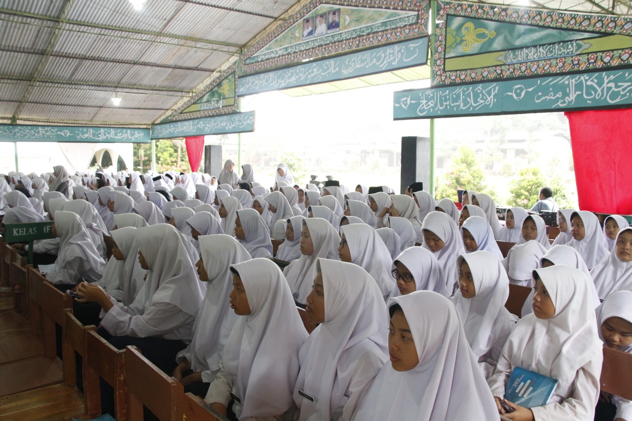 Santri putri sedang menyimak pada Laporan Pertanggungjawaban OSANDN Masa Bhakti 2017-2018