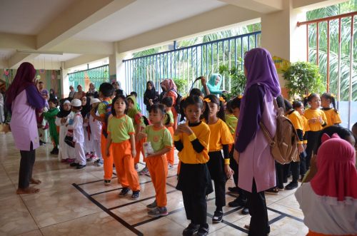 Berdo'a bersama sebelum berangkat menuju lokasi lomba
