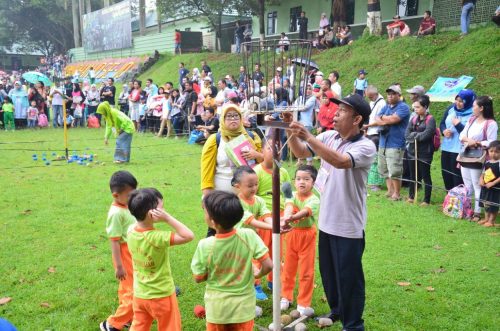 Tim TK Islam Darunnajah Lomba Melemparkan bola ke dalam keranjang