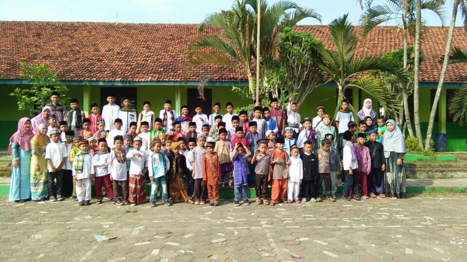 Tidak hanya siswi, siswa pun turut serta memeriahkan peringatan hari kartini