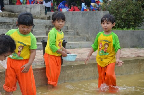 Setelah padi sudah di tanam, sekarang waktunya tangkap ikan mas di kolam byur..