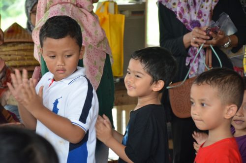 Alhamdulillah..usai kegiatan di lapangan ada acara tukar kado, semua anak bertepul tangan gembira