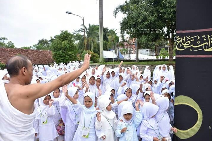 Pengarahan tawaf oleh Ust. Kamilin, S.Pd.I di Ka'bah