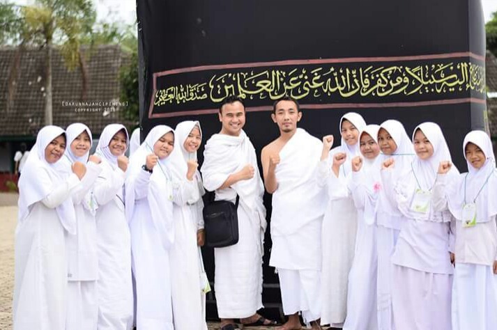 Foto bersama peserta Manasik Haji dengan Ust. Samsul Rahman, M.A dan panitia