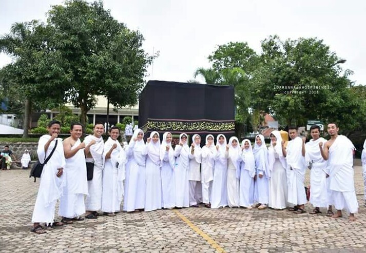 Foto bersama panitia Manasik Haji di Ka'bah