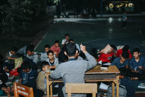 Belajar Malam Dan Pemeriksaan Buku Menjelang Ujian Akhir Semester