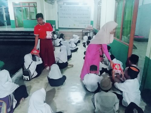 Bersedekah atau Berbagi Di Pondok Pesantren Tsurayya Darunnajah 4