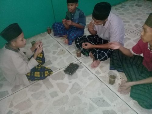 Suasana buka puasa santri di Pondok Pesantren Tsurayya Darunnajah 4