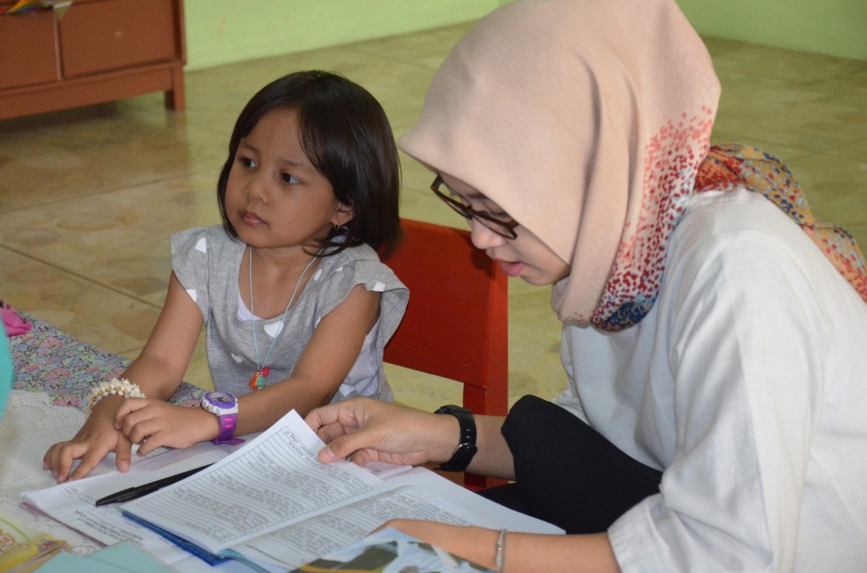 Pembagian buku laporan perkembangan Toddler-Play Group-TK Islam Darunnajah