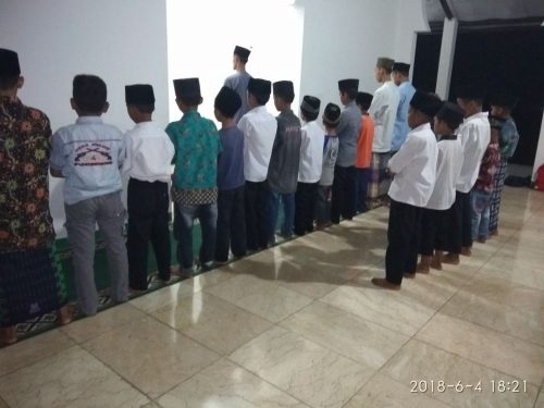 Suasana Shalat Tarawih Di Pondok Pesantren TSurayya Darunnajah 4