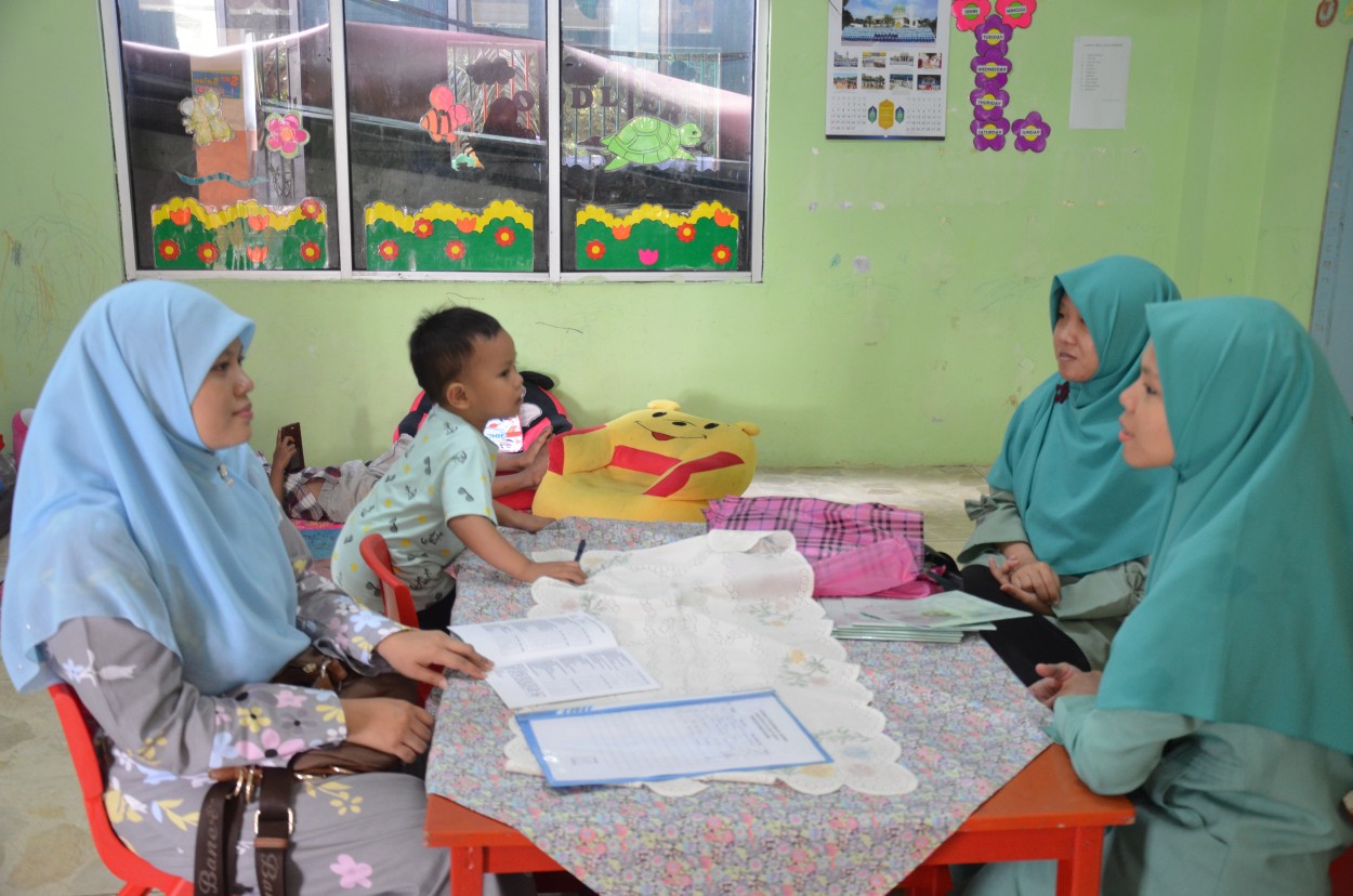 Pembagian Buku Laporan Perkembangan Kelas Toddler Darunnajah Jakarta