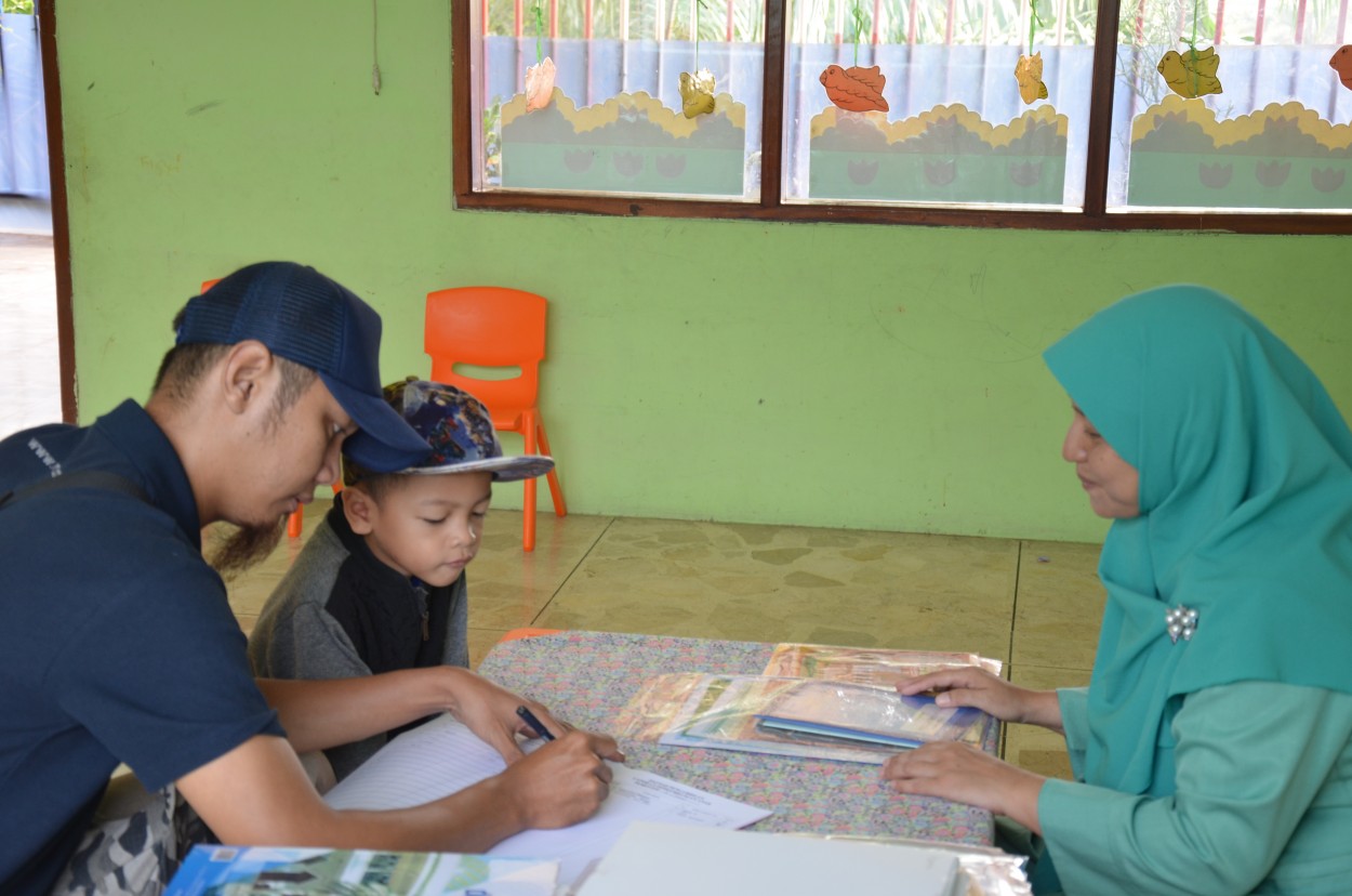 Pembagian Buku Laporan Perkembangan Peserta Didik Toddler-Play Group-TK Islam Darunnajah Jakarta