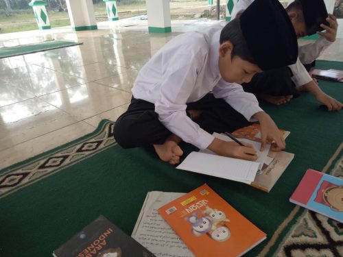 Kegiatan Belajar Mengajar Santri Pondok Pesantren Tsurayya Darunnajah 4 (2)