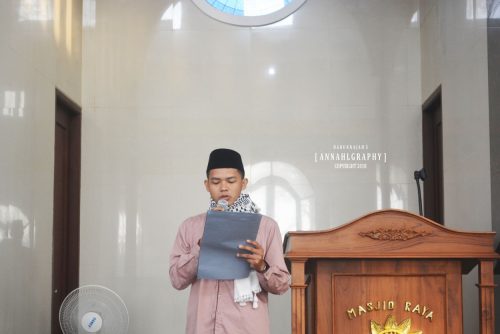 Pembacaan jumlah hewan qurban Pondok Pesantren Darunnajah 5 yang dilakukan oleh Ustd Ilham Nuralam selaku ketua panitia qurban