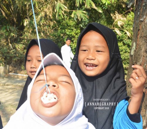 Lomba makan kerupuk. Memeriahkan kemerdekaan Indonesia