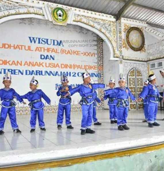 Penampilan tari manuk dadali oleh siswa RA Darunnajah 2 Cipining