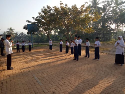 Upacara Bendera Merah Putih Hari Senin