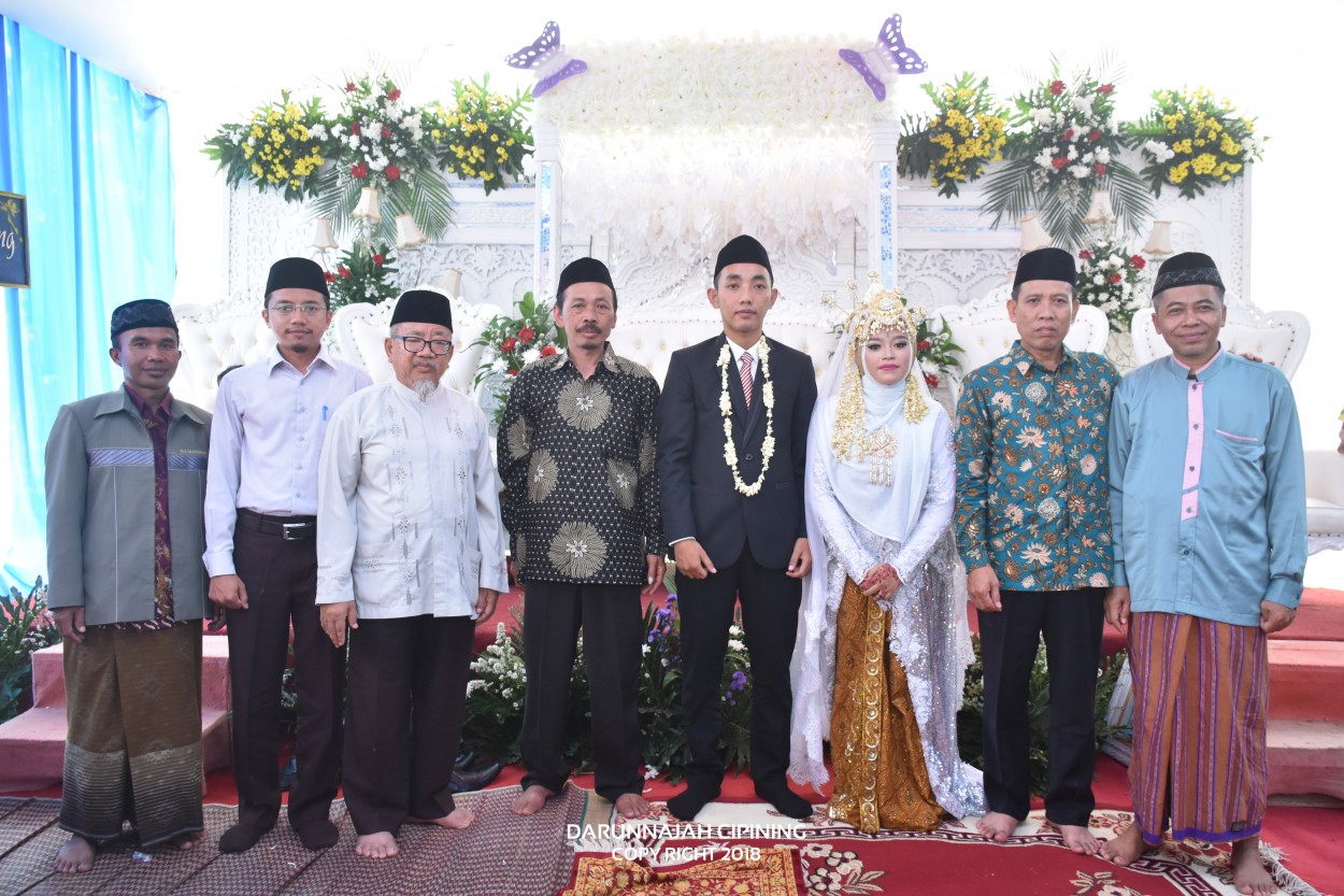 Foto Bersama Pak Pimpinan Pesantren Darunnajah 2 Cipining