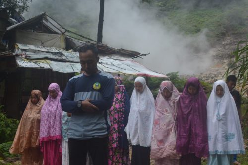 Sujud syukur dan sholat ashar berjamaah di gunung pulo sari