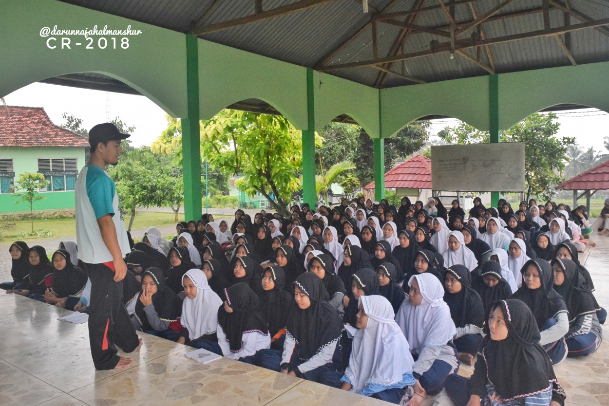 Pengarahan sebelum dimulai kegiatan "Jum'at Bersih"