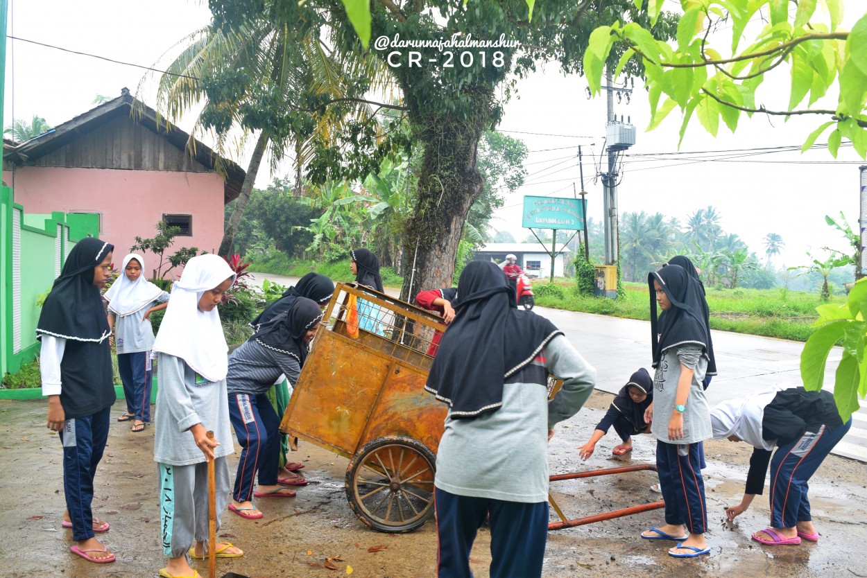 Membersihkan Sekitar Gerbang Utama Pesantren