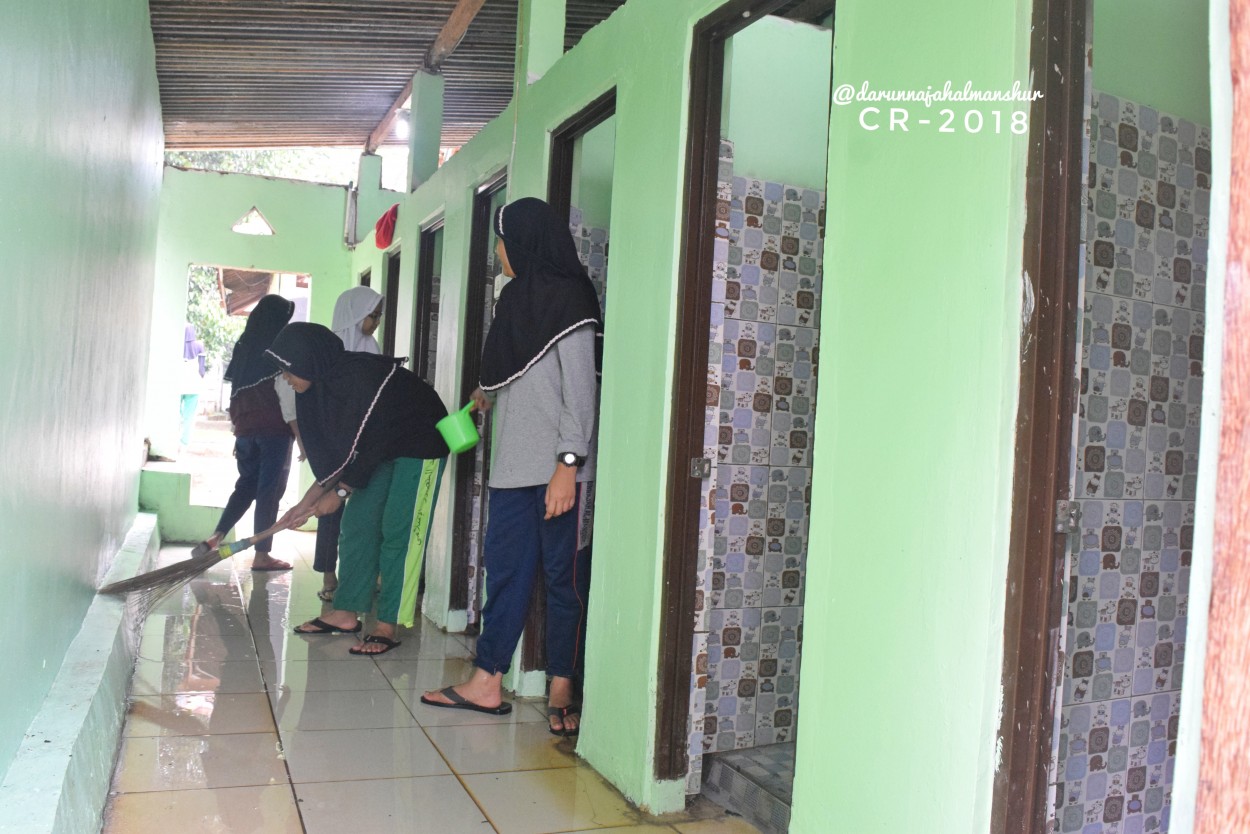 Gotong royong membersihkan kamar mandi