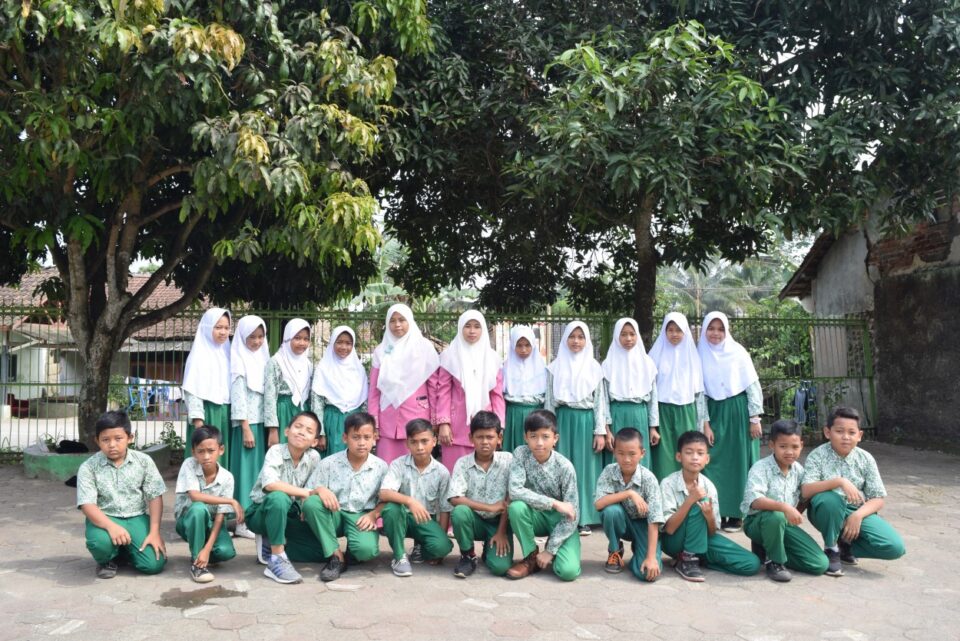 siswa kelas 6 bersama wali kelas