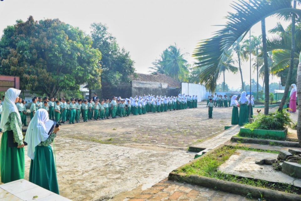 Upacara Pengibaran Bendera Merah Putih MI Al-Manshur