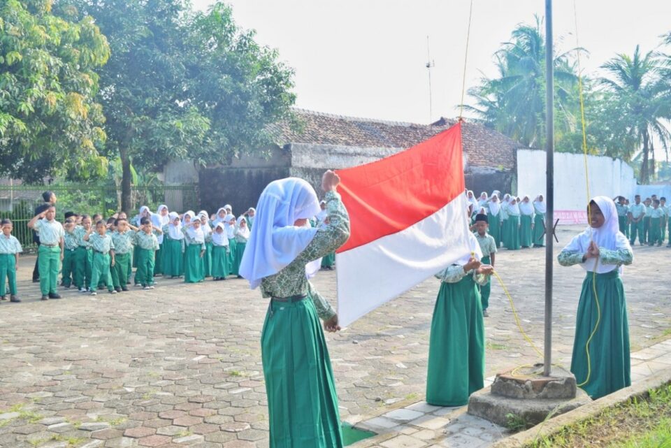 Pengibaran Bendera Merah Putih Oleh Petugas Upacara
