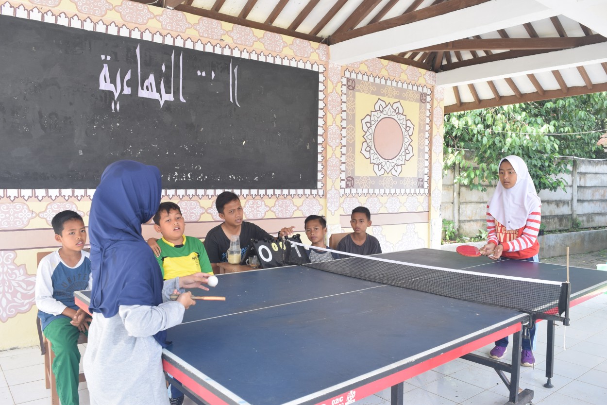 Keseruan siswa bermain tenis meja