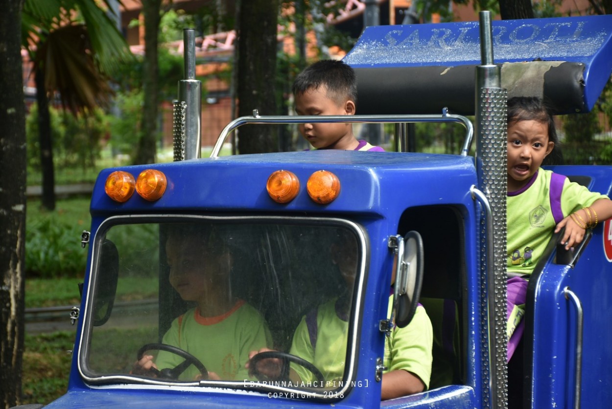 Siswa-siswi PAUD dan RA Darunnajah 2 Cipining saat bermain menguji mental