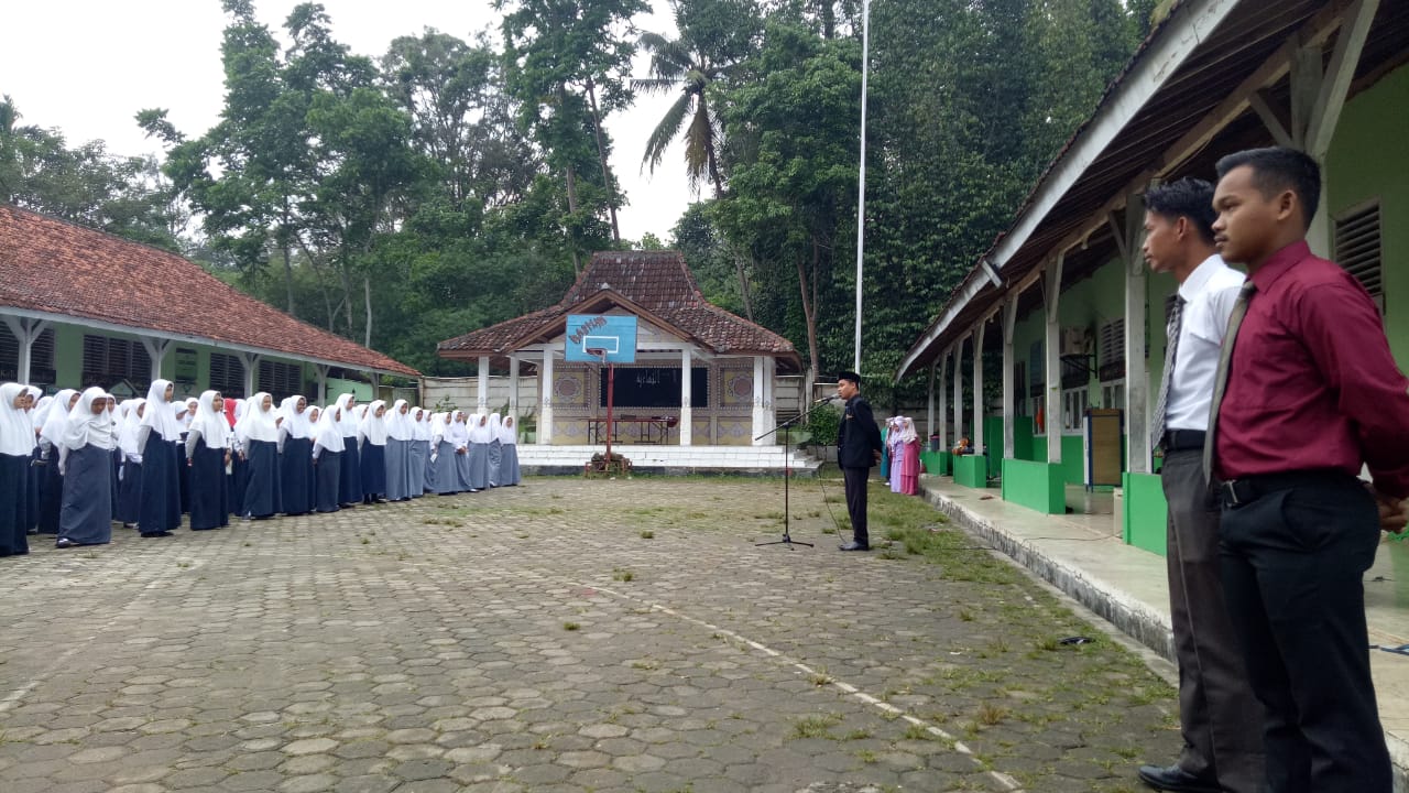 Upacara diikuti oleh seluruh peserta ujian beserta ustadz ustadzah