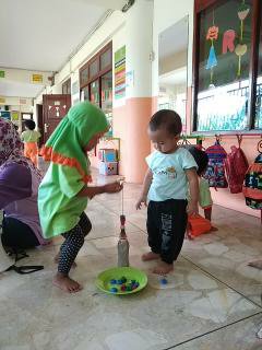 Bermain Meronce memakai kayu bersama teman-teman Toddler Darunnajah