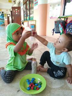 Bermain Meronce dengan manik kayu bersama teman-teman Toddler Darunnajah