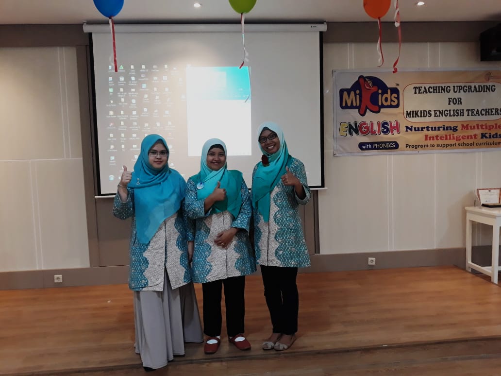 Program Peningkatan Bahasa Inggris di TK Islam Darunnajah melaluiTeaching upgrading for mikids english teacher