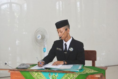 Peraktik mengajar santri kelas 6 TMI